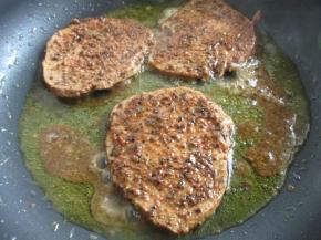 5.放入牛排，中火煎到两面泛白即可