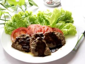 6.盘里放上洗净的生菜和番茄片，摆上牛排淋上蚝油即可