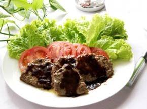 6.盘里放上洗净的生菜和番茄片，摆上牛排淋上蚝油即可