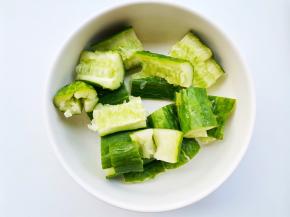 腐竹切碎拍扁。