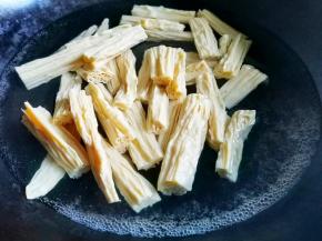 腐竹焯水捞出，