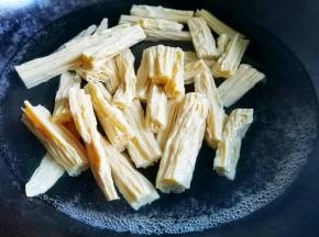 腐竹焯水捞出，