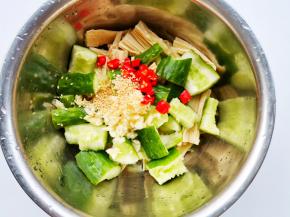 加入黄瓜，加入大蒜白芝麻小米椒。