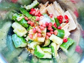 加花生米拌匀。