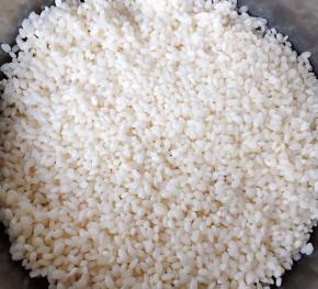 浸泡好的糯米非常饱满用手指一压就碎即可