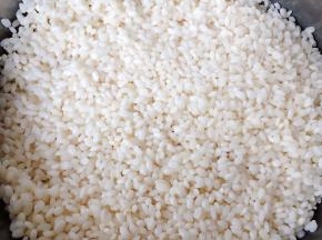 浸泡好的糯米非常饱满用手指一压就碎即可