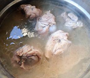 煮至汤汁浓稠猪骨八成熟