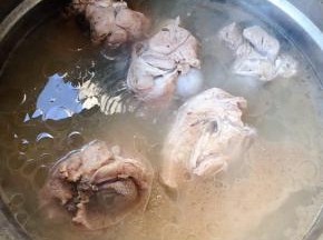 煮至汤汁浓稠猪骨八成熟