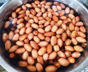 花生洗净放入清水中浸泡半小时