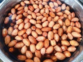 花生洗净放入清水中浸泡半小时