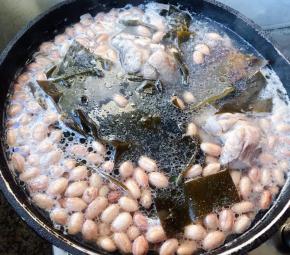 放入煮好的海带片改中火煮五分钟