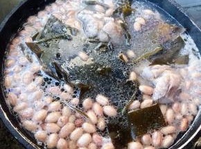 放入煮好的海带片改中火煮五分钟