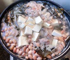 放入豆腐继续煮十分钟