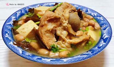 营养丰富的花生海带豆腐猪骨汤装入容器中撒上香菜即可享用