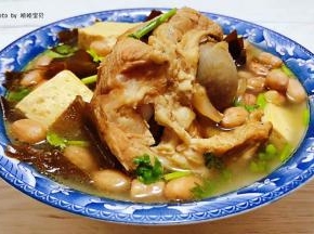 营养丰富的花生海带豆腐猪骨汤装入容器中撒上香菜即可享用