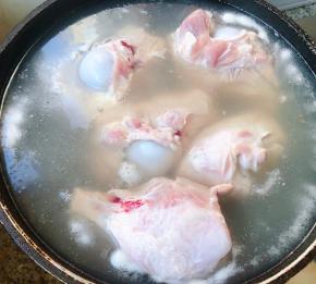 锅中烧开水放入猪骨同时倒入料酒焯水断生去除血水和杂质后立即放入冷水中过凉冲洗干净沥干水份