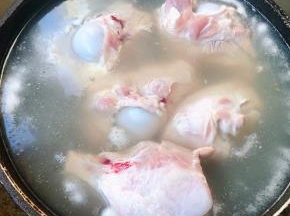 锅中烧开水放入猪骨同时倒入料酒焯水断生去除血水和杂质后立即放入冷水中过凉冲洗干净沥干水份