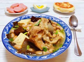 搭配小油饼、鸡蛋、香肠一起吃超级棒