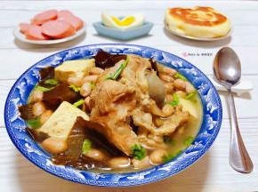 搭配小油饼、鸡蛋、香肠一起吃超级棒