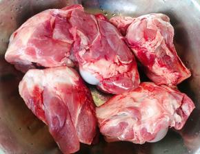 新鲜的猪骨在清水中浸泡半小时洗净备用