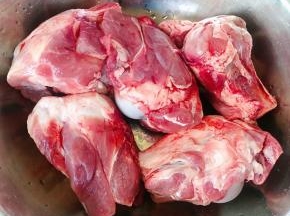 新鲜的猪骨在清水中浸泡半小时洗净备用