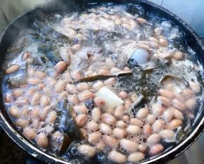 放入盐调味改小火煮五分钟