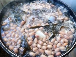 放入盐调味改小火煮五分钟