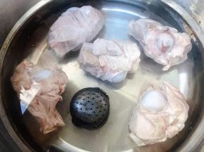 猪骨放入锅中添加适量清水放入花椒、八角、姜片、糖调味盒大火煮起来