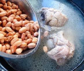 取出适量猪骨和原汁放入锅中再倒入泡好的花生大火取十五分钟