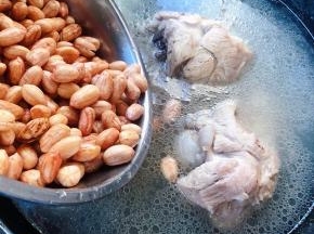 取出适量猪骨和原汁放入锅中再倒入泡好的花生大火取十五分钟