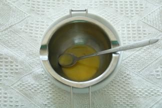 2.黄油放入干净小碗中，底下隔热水，将黄油搅拌至融化。