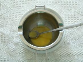 2.黄油放入干净小碗中，底下隔热水，将黄油搅拌至融化。