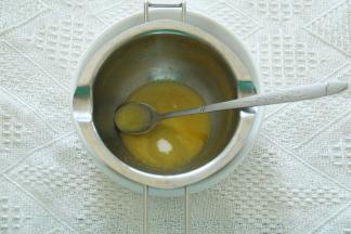 3、加入砂糖，搅匀。它是带颗粒不会完全融化的混合液体，所以烤出来还会带砂糖的颗粒感。