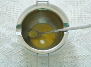 3、加入砂糖，搅匀。它是带颗粒不会完全融化的混合液体，所以烤出来还会带砂糖的颗粒感。