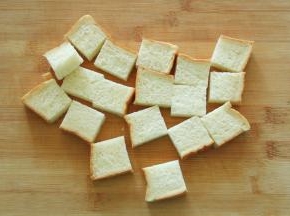 4、吐司片切块。切差不多大小就可以了！
