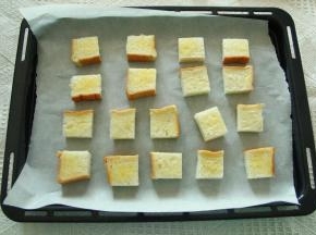 6、然后用毛刷将吐司块两面均匀的抹上黄油砂糖混合物。