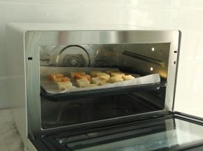 7、刷完，放入预热好的烤箱中层。