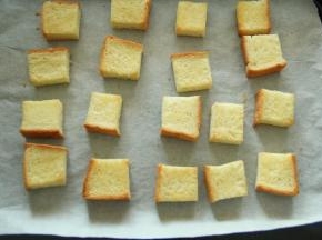 9、烤完取出，香香脆脆的摇滚吐司块完成了，香脆可口，还有细砂糖的嘎吱声，吃完还想要。小朋友一口一个，嘎吱停不了手！好吃的下午茶小零食，记得配个牛奶解解渴！趁热吃哦！