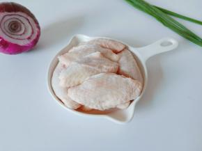 准备鸡翅跟洋葱。