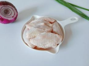 准备鸡翅跟洋葱。