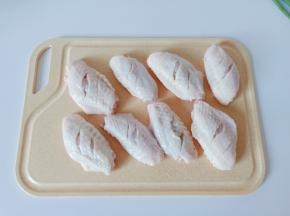 鸡翅洗净后用刀在表面划上二道便于入味。