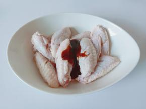 把鸡翅放入碗里，加入蚝油2勺。