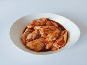 带上手套把鸡翅与调味料抓均匀。