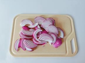 洋葱剥去最外面的一层，切成丝【嘴巴含一口水切洋葱不辣眼睛】