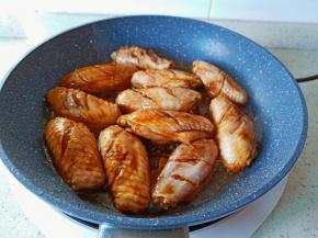 热锅热油下鸡翅煎。