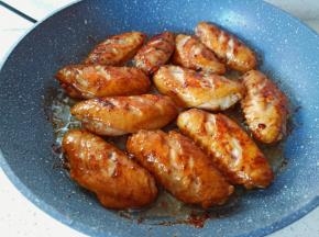 煎的时候要勤翻动，煎至鸡翅两面金黄盛盘。