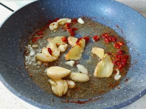 热锅凉油下生姜蒜与干辣椒煸炒出香味。