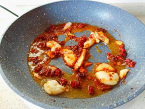 加两勺辣椒酱炒出香味。