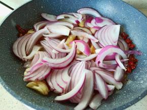 加入洋葱丝翻炒。