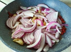 加入洋葱丝翻炒。